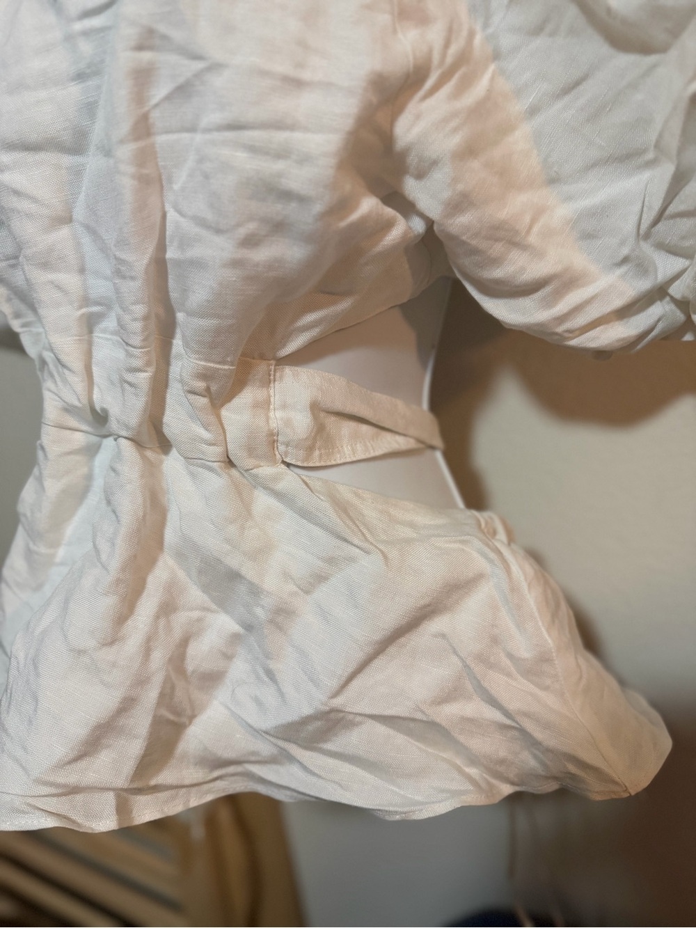 Astr the Label Vendetti Women's White Linen Blend Peplum Puff-Sleeve Top - Picture 9 of 15